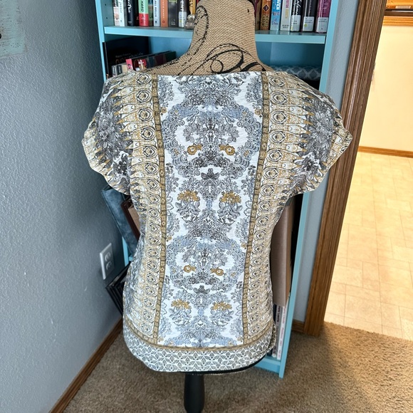 Knot Front Tee - Picture 2 of 3